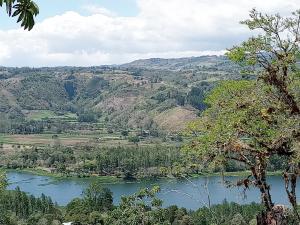 Financiado y sin Intereses. Vendo lote con belleza escenica en Lago Alto Estates, Cachi - Cartago